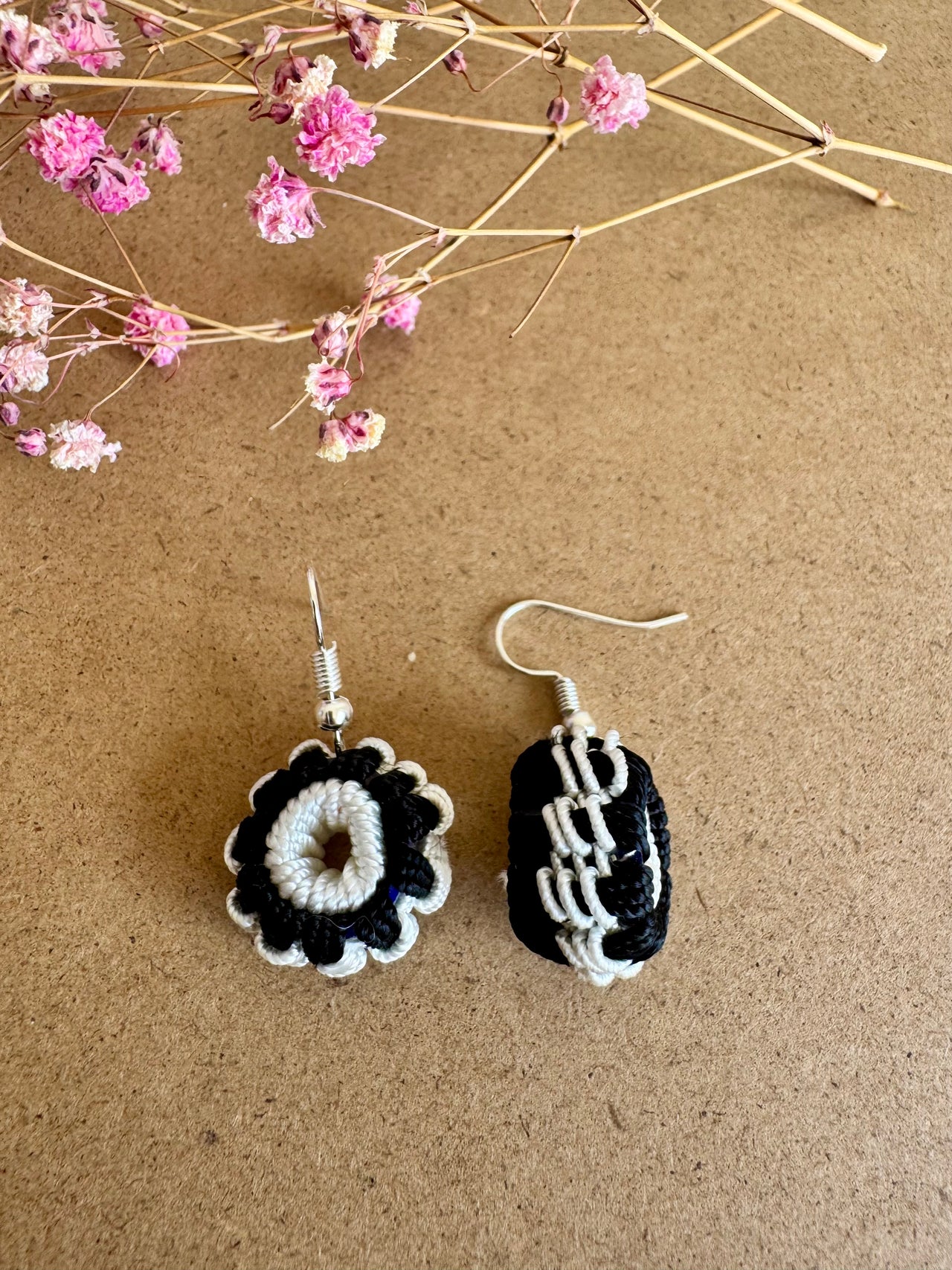 Black & White Wheel Earrings - EM011