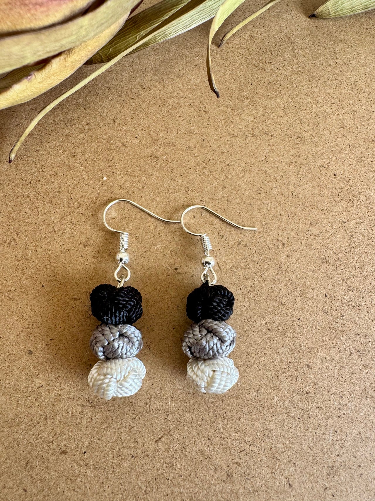 Black & White Ball Earrings - EM010